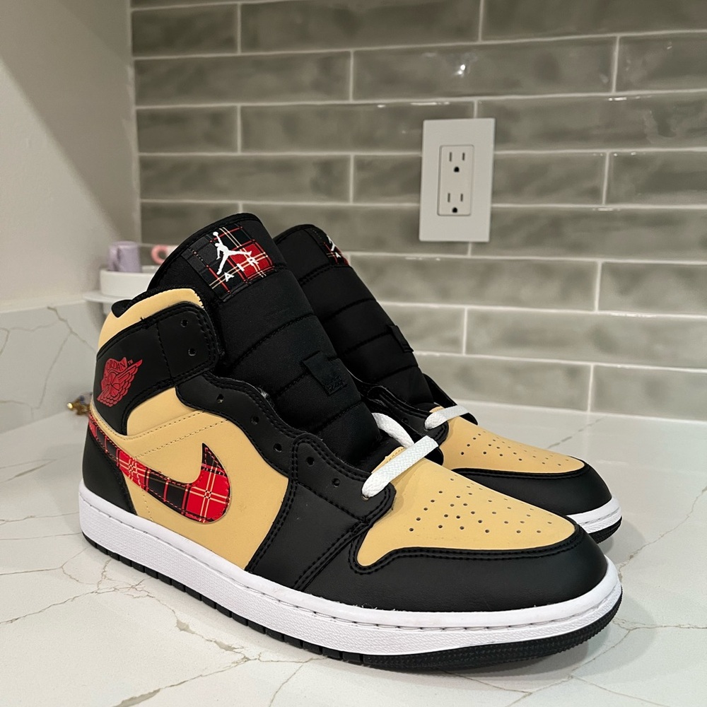 NIKE Air Jordan 1 Mid SE Sneakers. Men’s Size 10 Color Black Milticolor - Picture 2 of 12